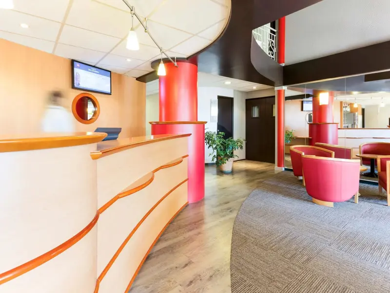 Un comptoir d'accueil moderne dans un hall d'hôtel.