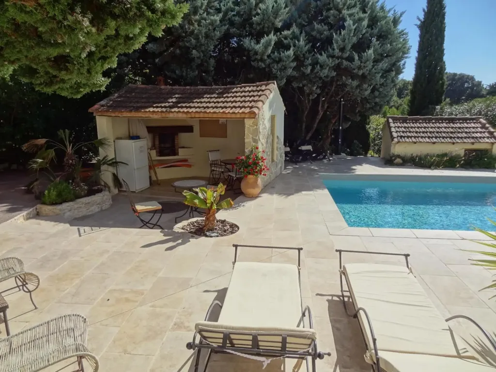 Terrasse avec piscine et abri de jardin.