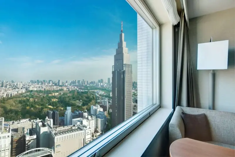 Vue sur une ville depuis une chambre d'hôtel.