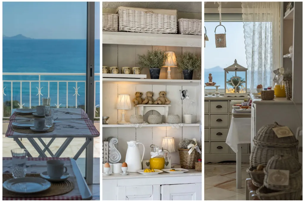 Une table est dressée pour le petit-déjeuner sur une terrasse avec vue sur la mer.