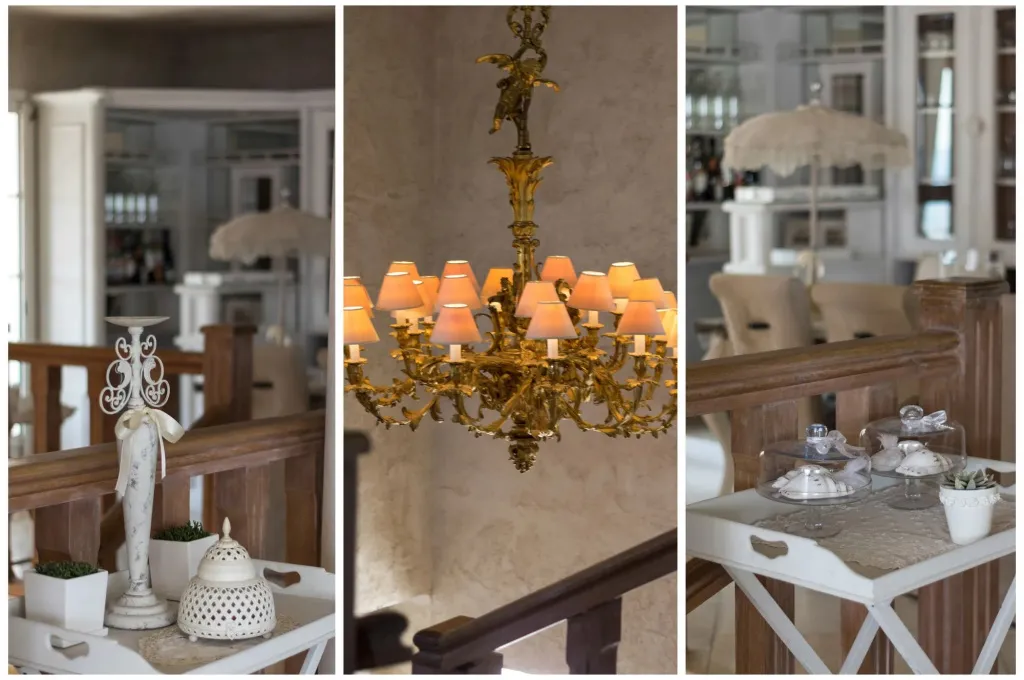 Un lustre doré illumine un espace intérieur clair et élégant.