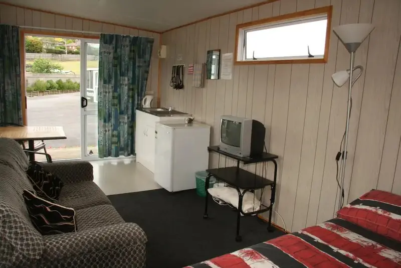Une pièce de vie combine un coin salon et une kitchenette.