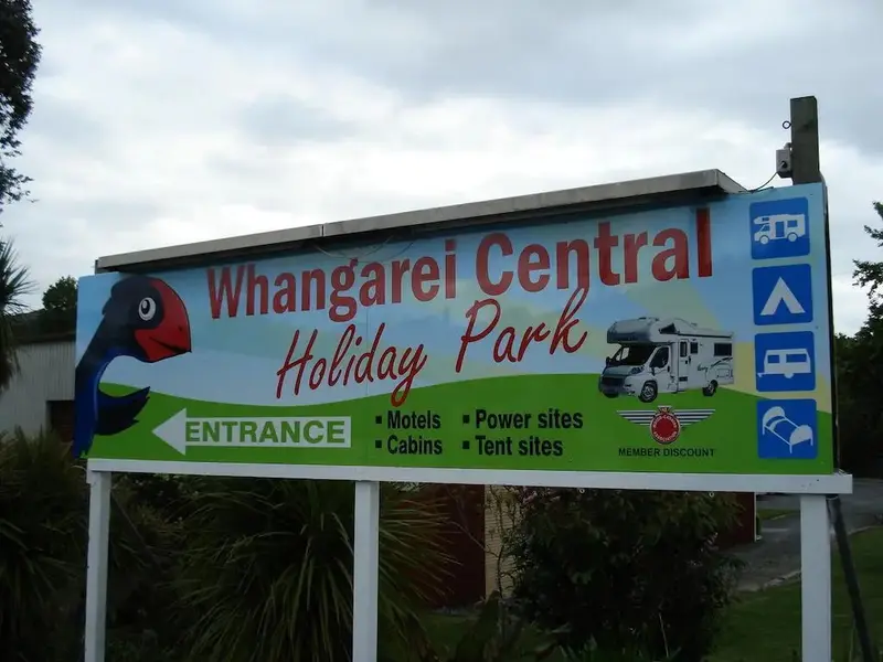 Panneau d'entrée d'un parc de vacances avec des illustrations et des informations sur les hébergements disponibles.