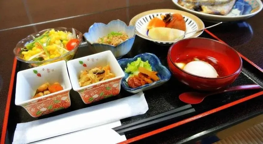 Un plateau de repas japonais avec plusieurs petits plats variés.