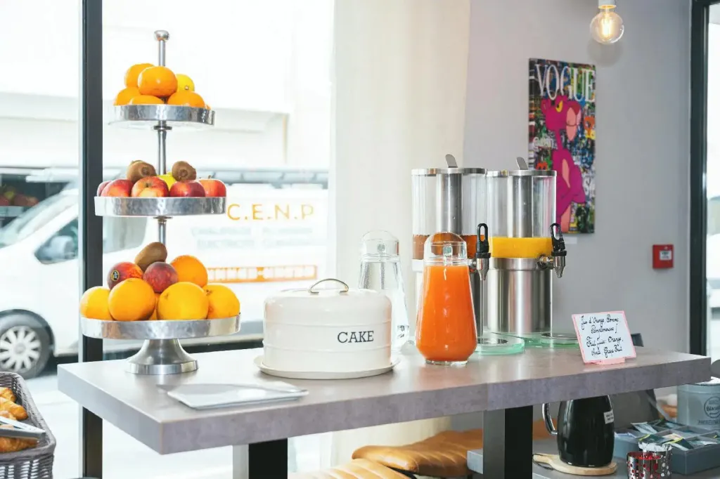 Un comptoir propose des fruits frais et des boissons.