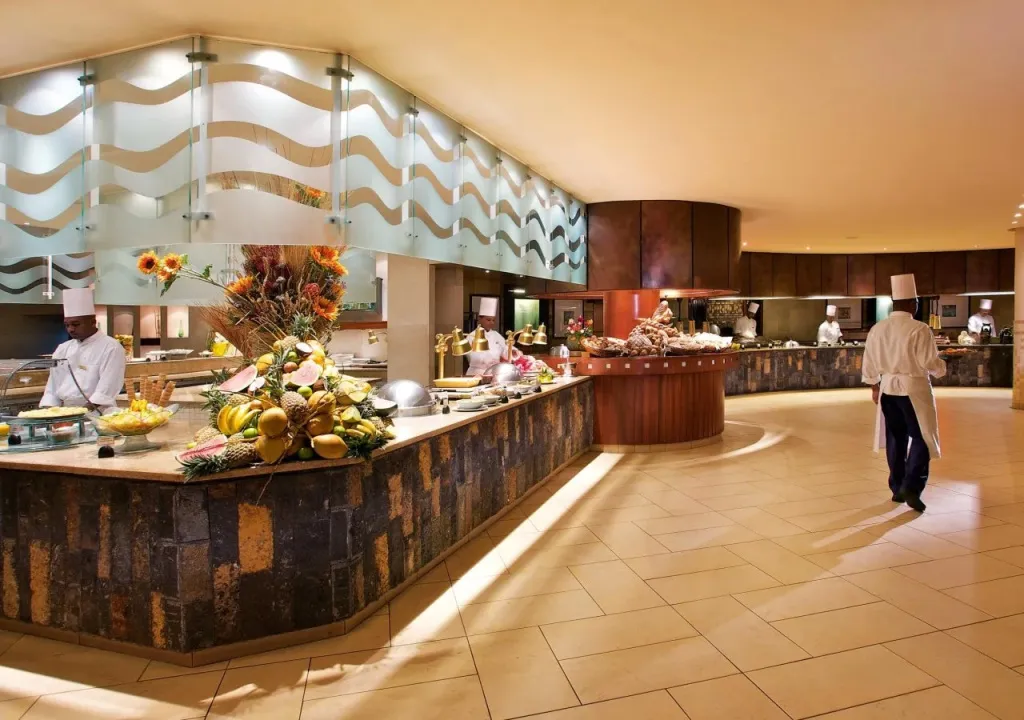 Un buffet généreux est présenté dans une salle lumineuse et spacieuse.