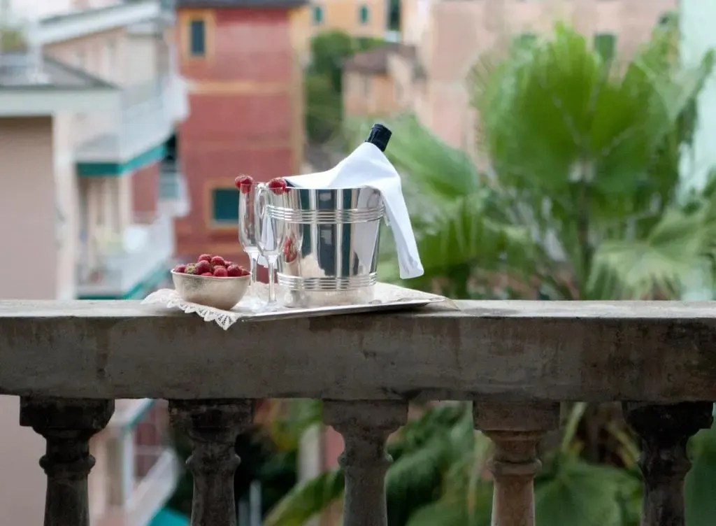 Une table avec des verres et une bouteille sur une balustrade en pierre.