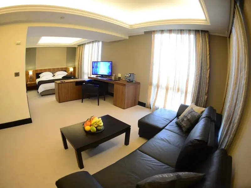 Espace de vie intérieur lumineux avec canapé et lit.