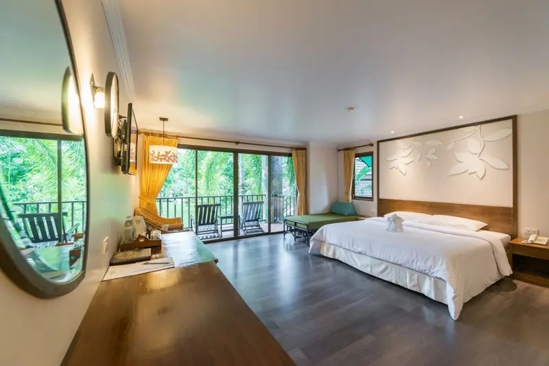 Une chambre lumineuse avec un grand lit et un accès à une terrasse.