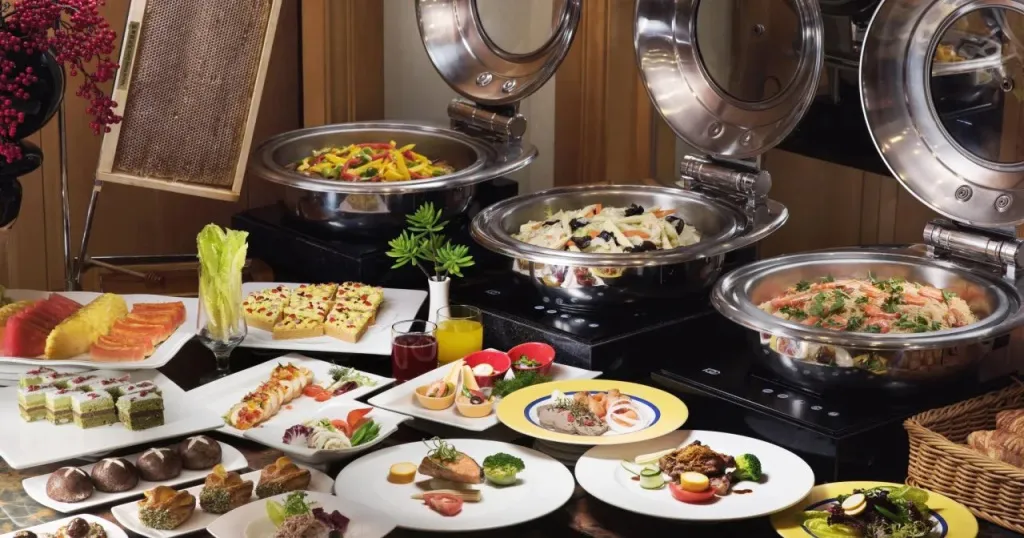 Un buffet propose une variété de plats froids et de salades.