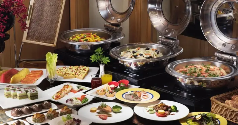 Un buffet propose une variété de plats froids et de salades.