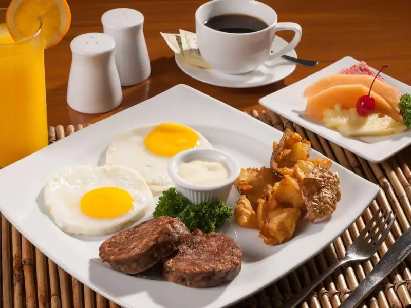 Un petit-déjeuner copieux est présenté sur une table en bois.