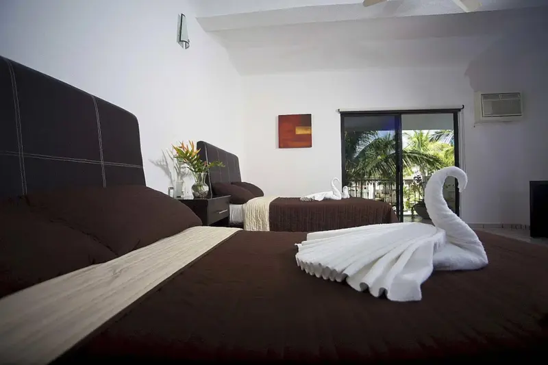 Une chambre spacieuse avec deux lits et une décoration soignée.
