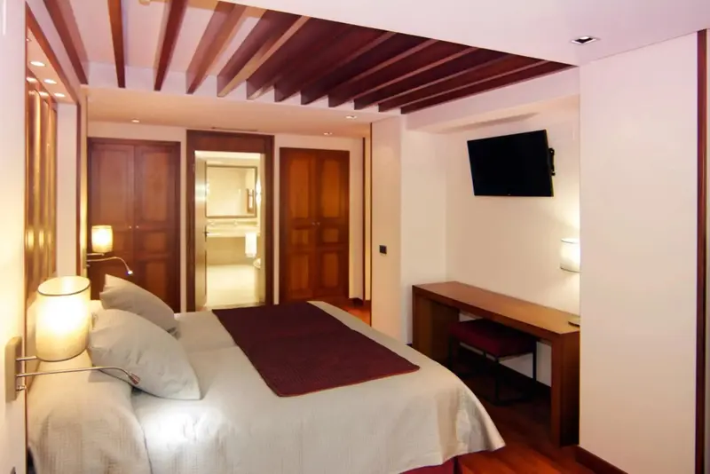 Une chambre à coucher avec un lit double et un bureau.