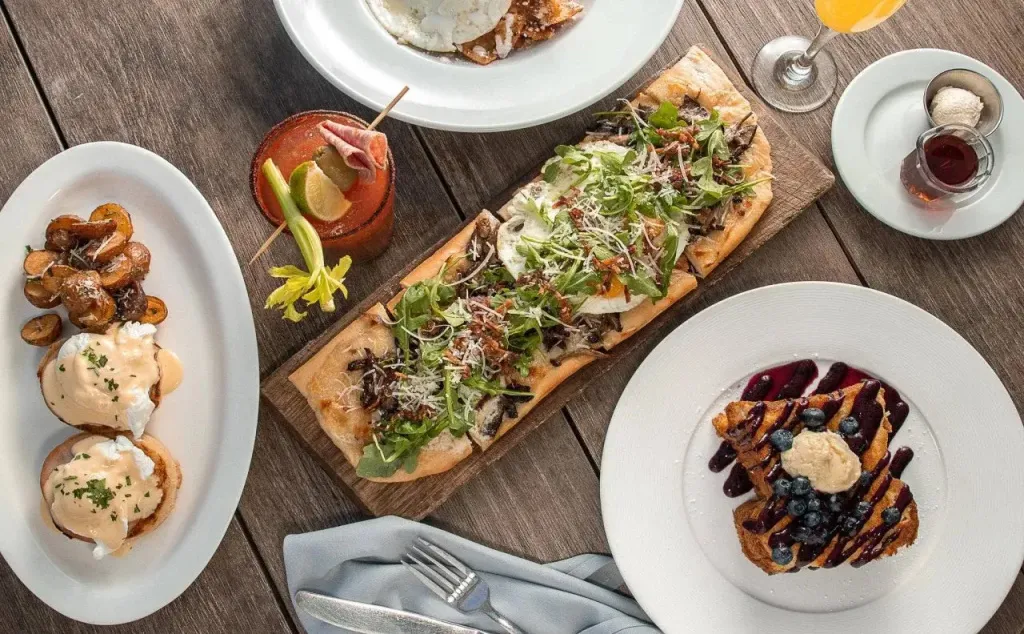 Assortiment de plats servis sur une table en bois.