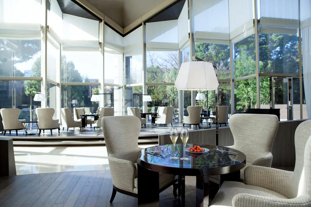 Un espace de détente lumineux avec des fauteuils confortables et des tables basses.