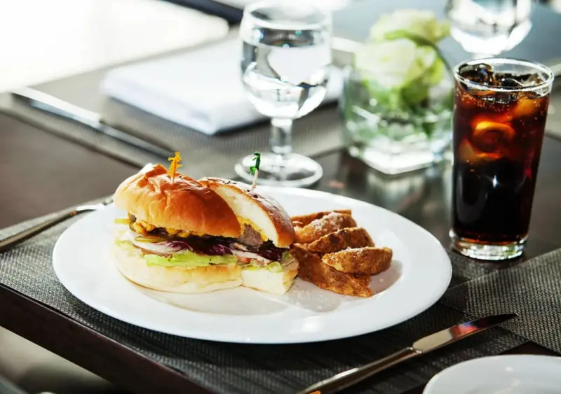 Un hamburger et des frites sont servis sur une table.
