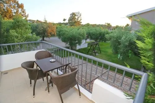 Terrasse aménagée avec mobilier de jardin et vue sur la végétation.