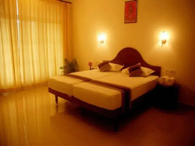 Une chambre lumineuse avec un grand lit et des rideaux clairs.
