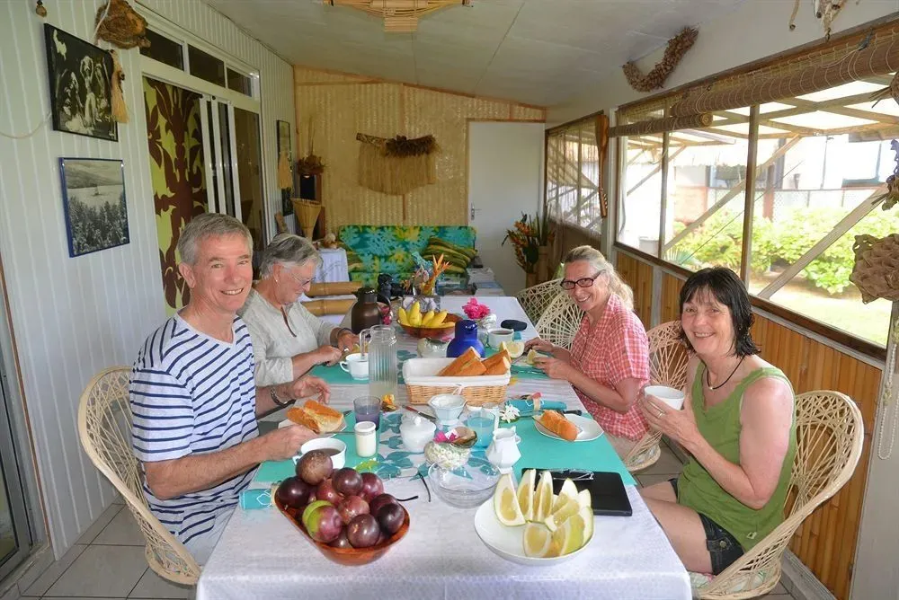 Des convives sont attablés pour un repas dans une salle lumineuse et décorée.