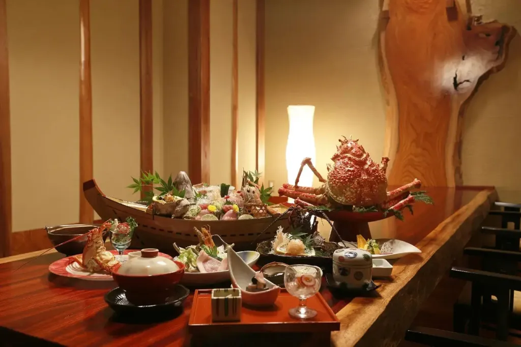 Une table richement garnie de plats de fruits de mer est mise en valeur par un éclairage chaleureux.