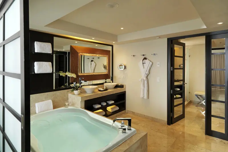 Une baignoire blanche est visible dans une salle de bain lumineuse.