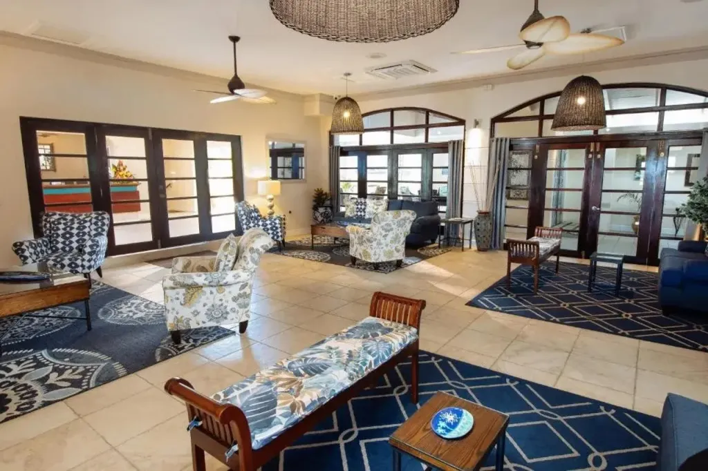 Un espace de détente intérieur avec des fauteuils et des canapés.
