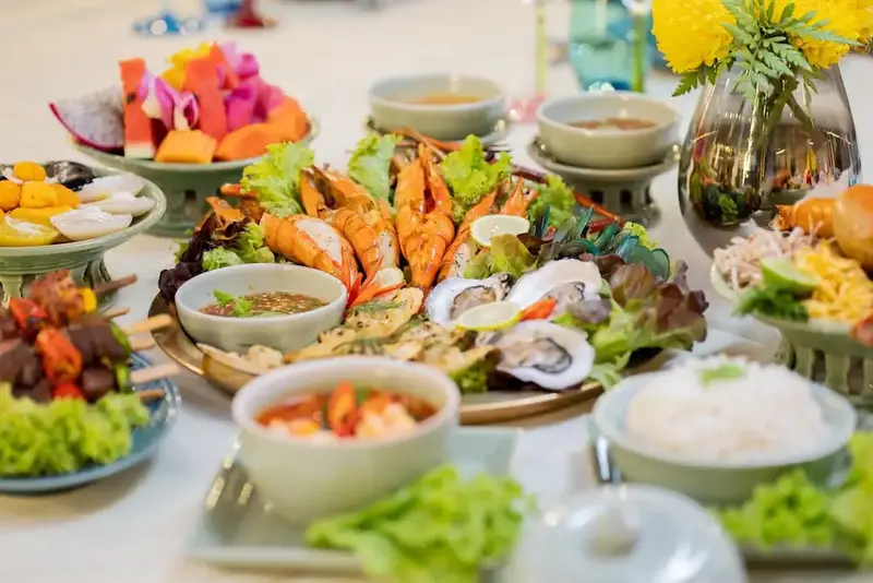 Assortiment de fruits de mer frais et colorés présentés sur une table.