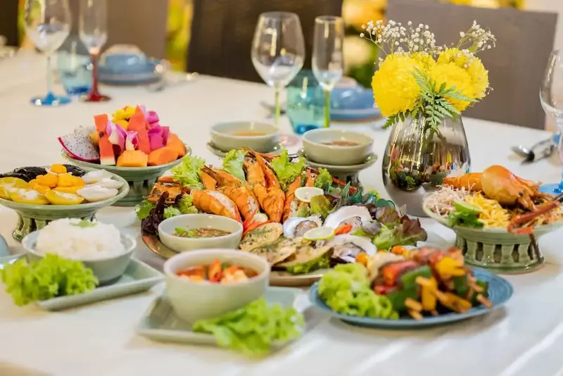 Une table généreusement garnie de plats variés et colorés.