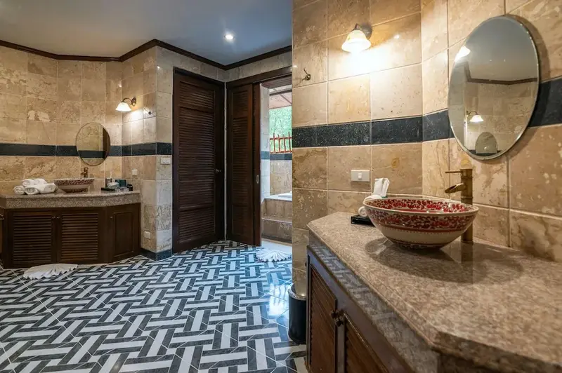 Une salle de bain lumineuse avec carrelage décoratif et vasque en céramique.