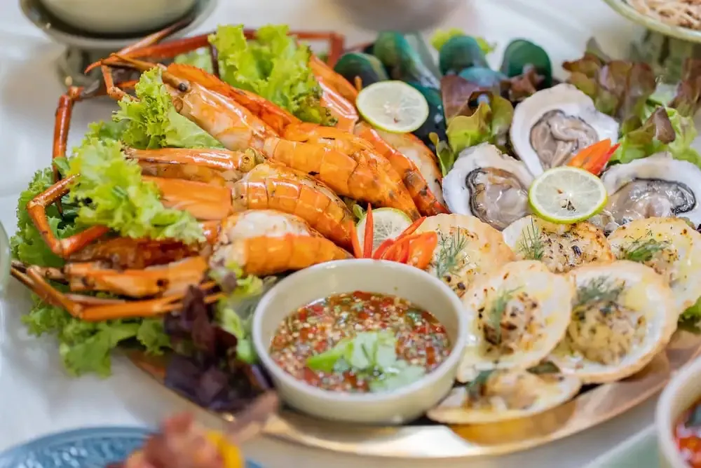 Assortiment de fruits de mer frais présentés sur un grand plat.
