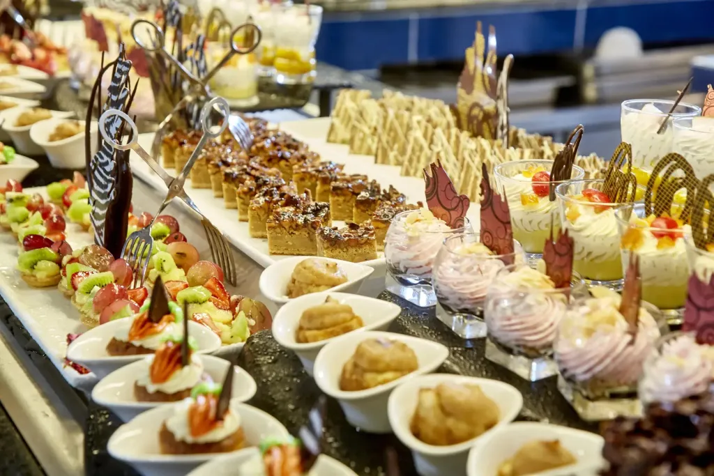Présentation de desserts variés sur un buffet.