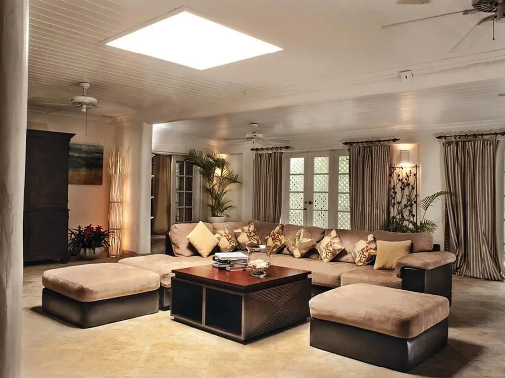 Un grand espace de détente intérieur avec canapés et coussins.