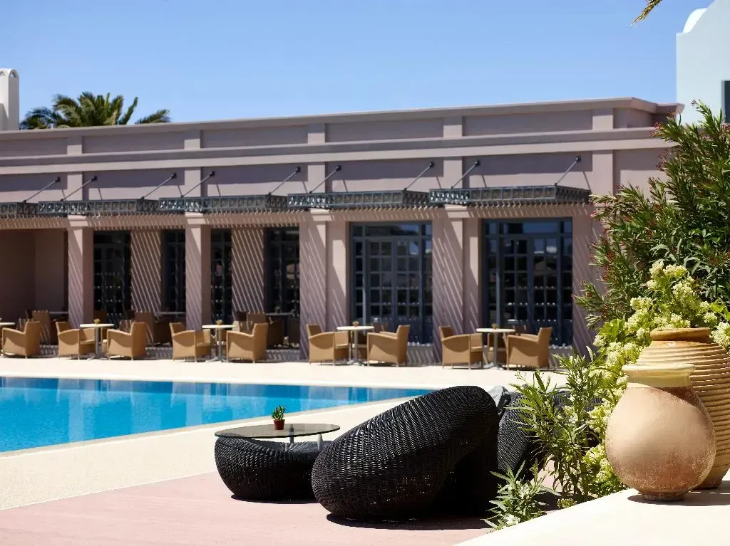 Espace extérieur avec piscine et mobilier de détente.