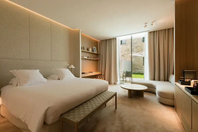 Une chambre lumineuse avec un grand lit et un espace détente.