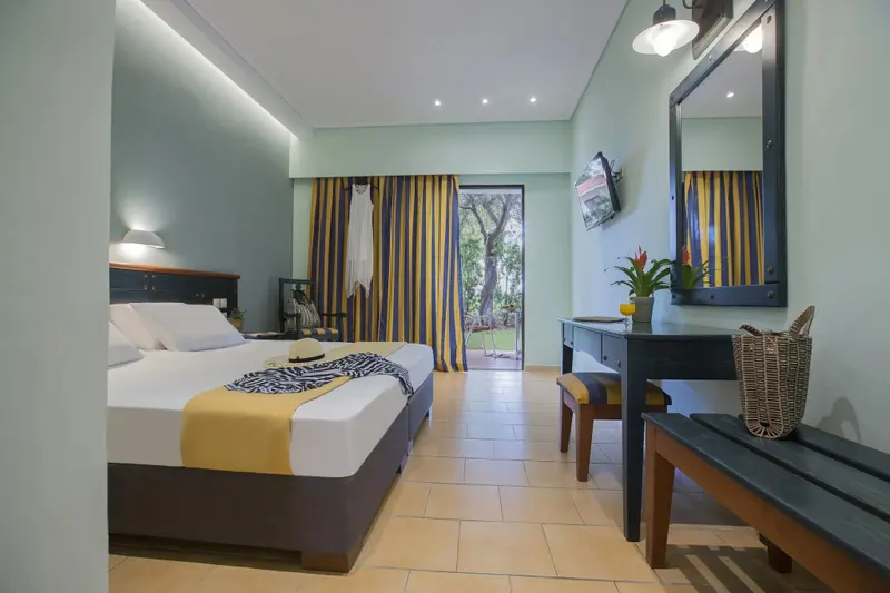 Une chambre lumineuse avec un grand lit et un accès à une terrasse.