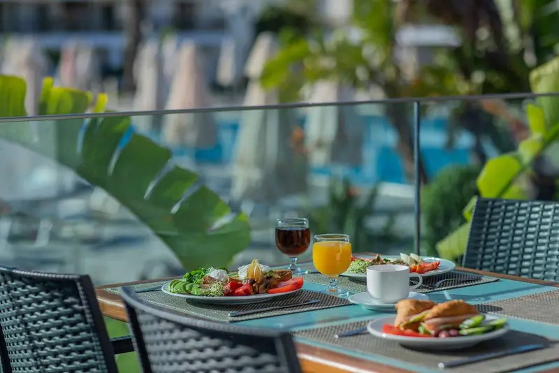 Une table est dressée avec des plats variés et des boissons.