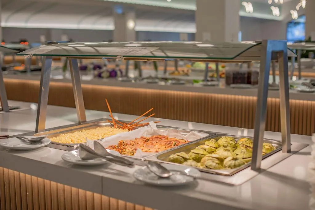 Un buffet propose une variété de plats chauds et de salades.