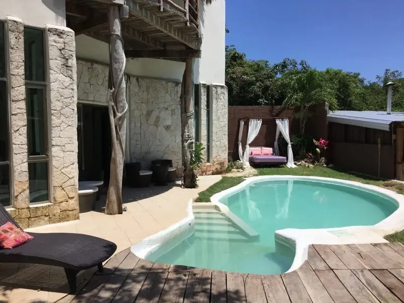 Terrasse avec piscine et mobilier de jardin.