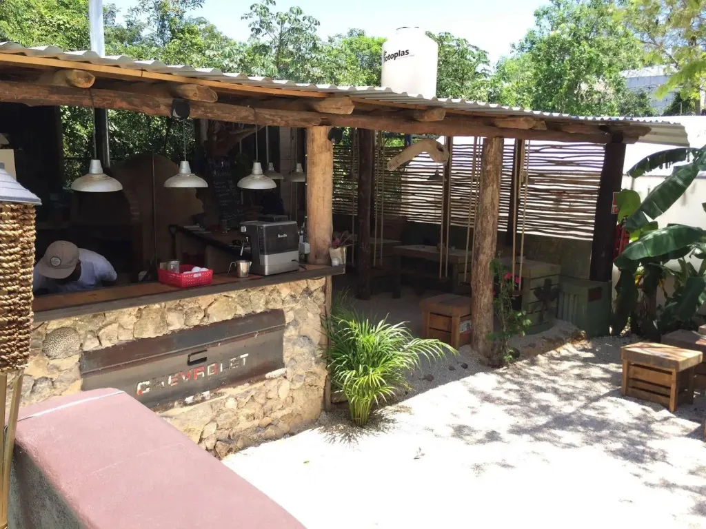 Un comptoir de bar en plein air avec un homme qui prépare des boissons.