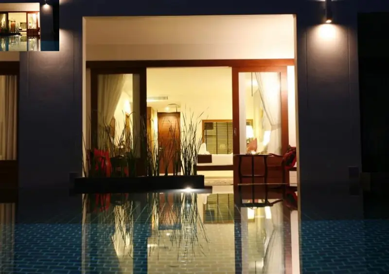 Une chambre lumineuse s'ouvre sur une piscine et une végétation luxuriante.