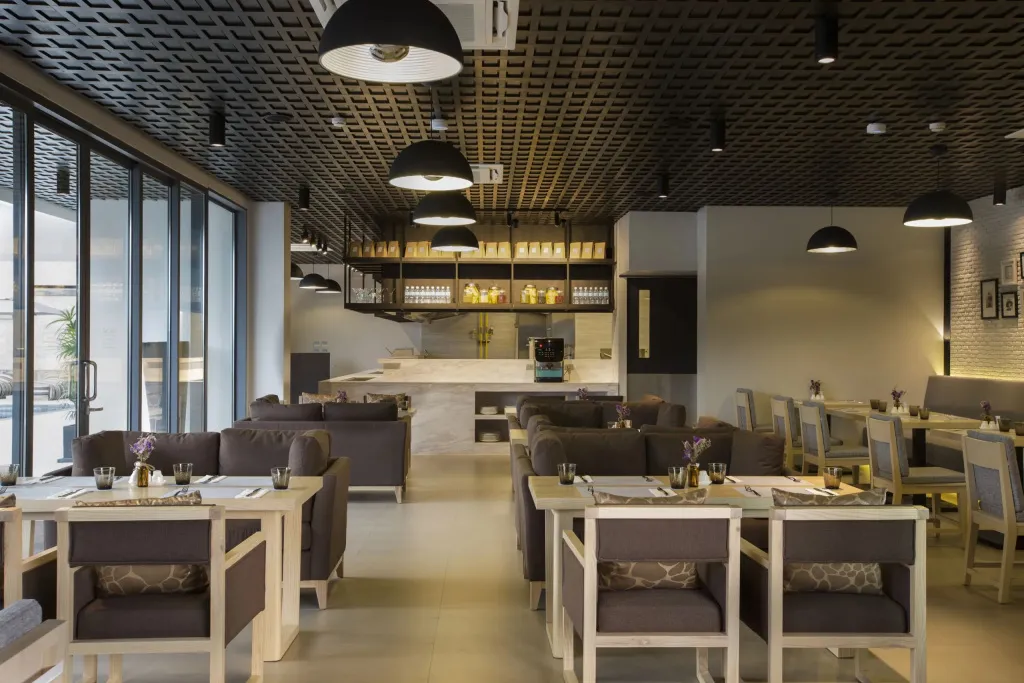 Une salle lumineuse avec des tables et des canapés confortables.