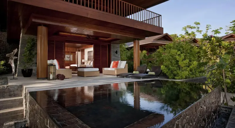 Terrasse avec salon et piscine privée.