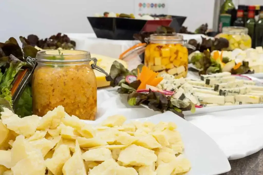 Présentation de divers plats et salades sur un buffet.
