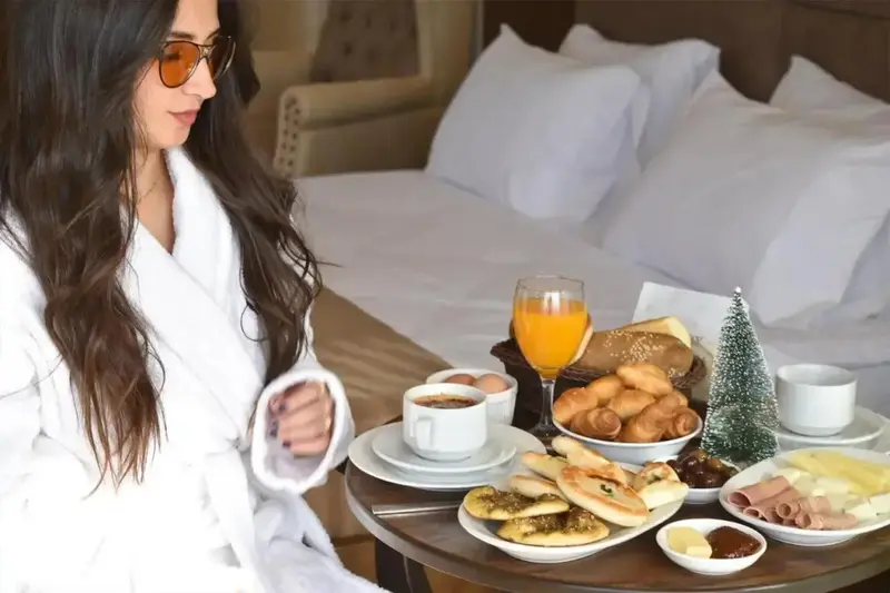 Une personne prend son petit-déjeuner au lit.