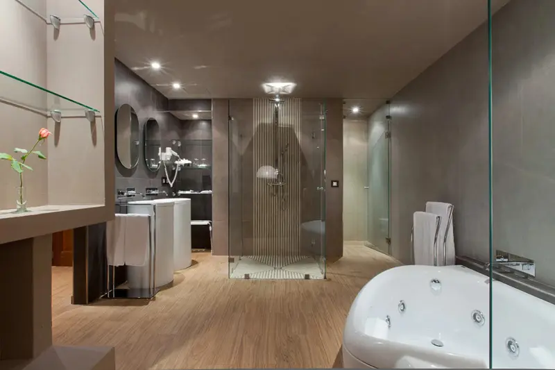 Une grande salle de bain moderne avec une douche à l'italienne et une baignoire îlot.
