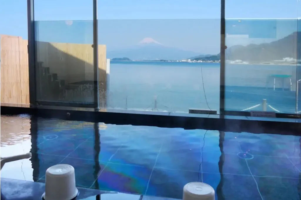 Vue sur la mer depuis une piscine intérieure.
