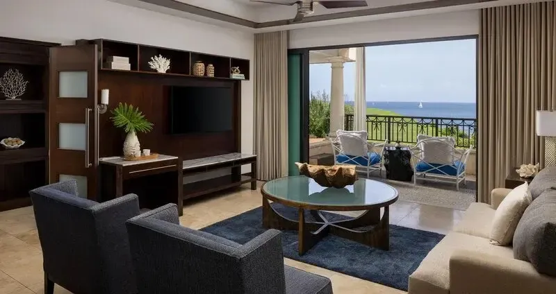 Un salon lumineux s'ouvre sur une terrasse avec vue sur la mer.