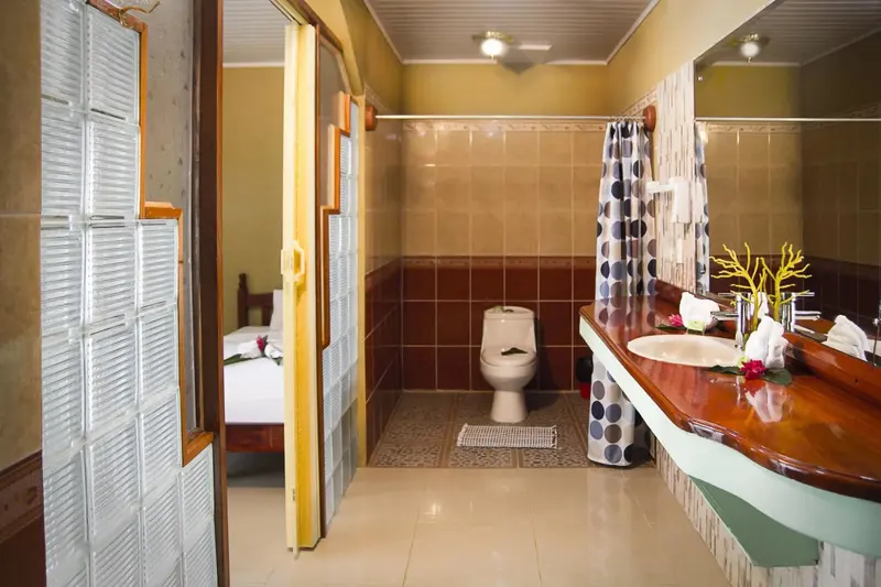 Une salle de bain lumineuse avec douche et lavabo.