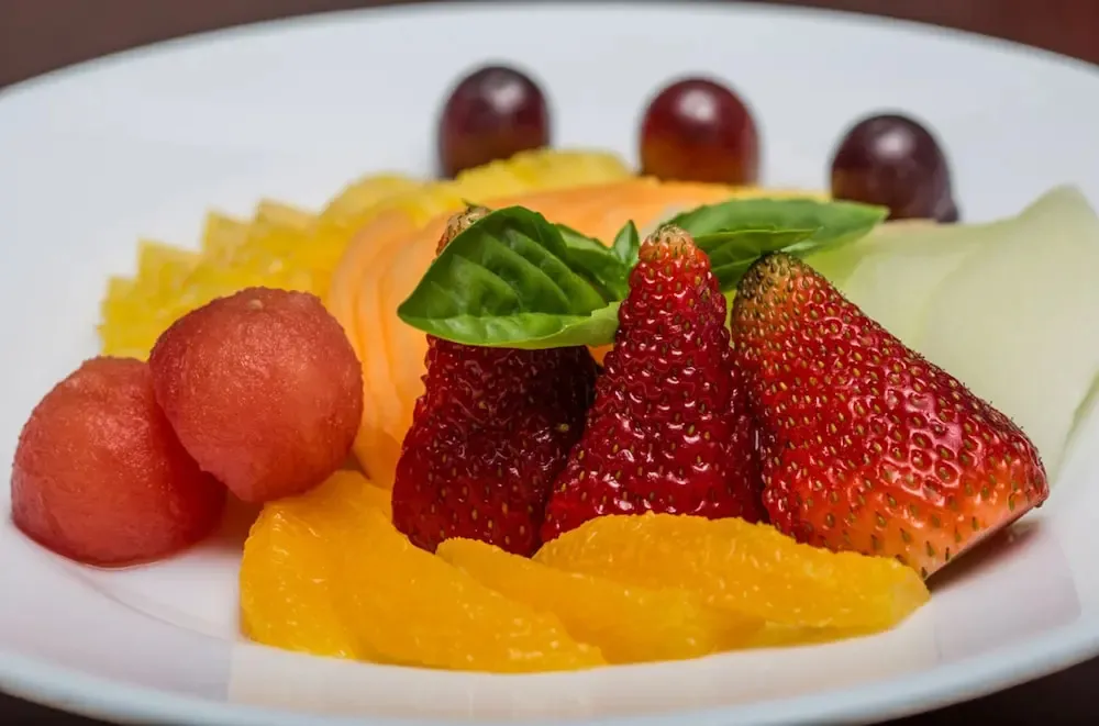 Assiette de fruits frais colorés.